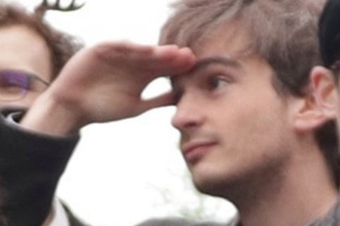 Image d'Adrien regardant au loin