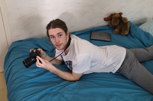 Image de Joshua tenant une caméra